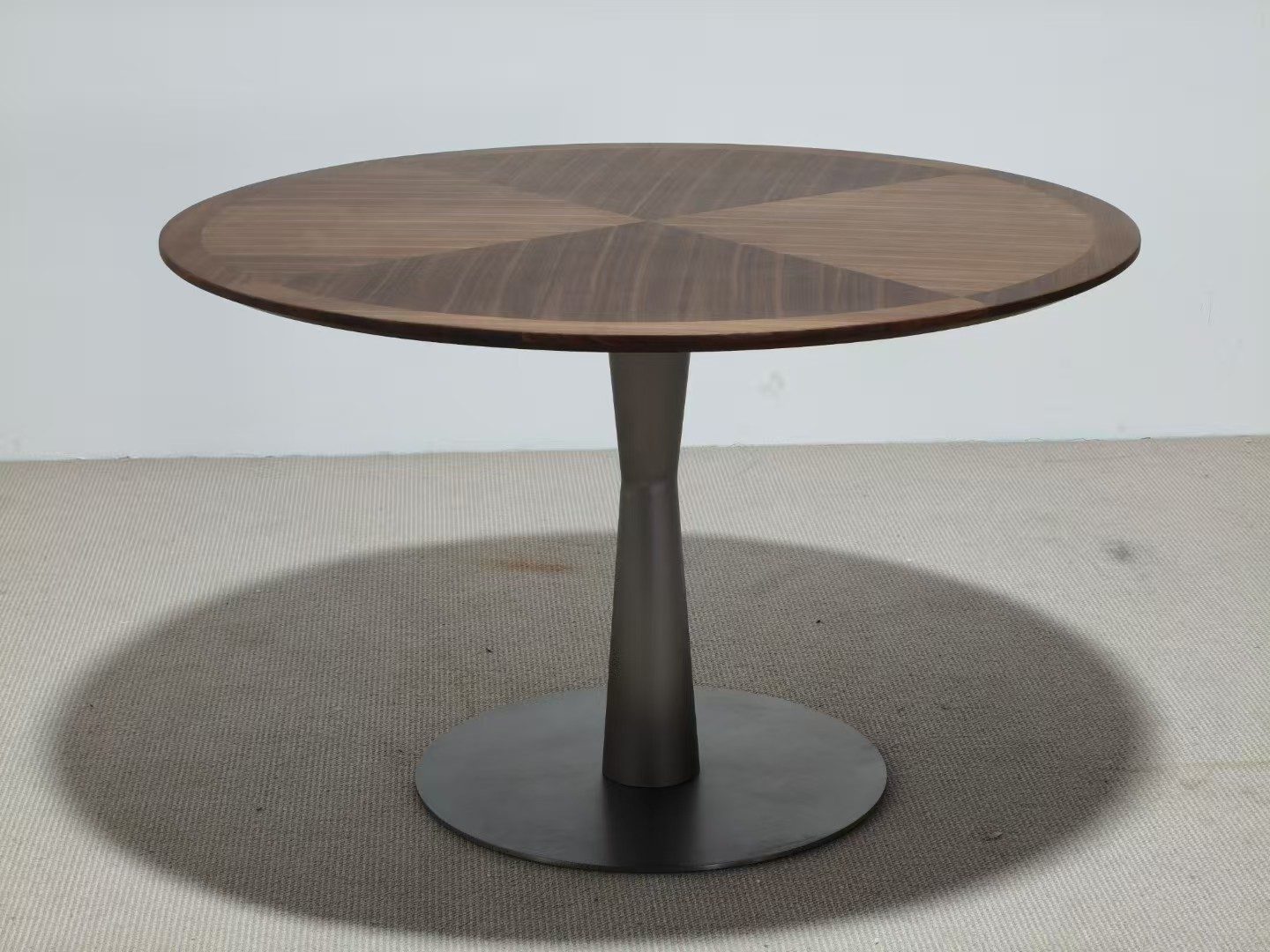 Extendable dining table