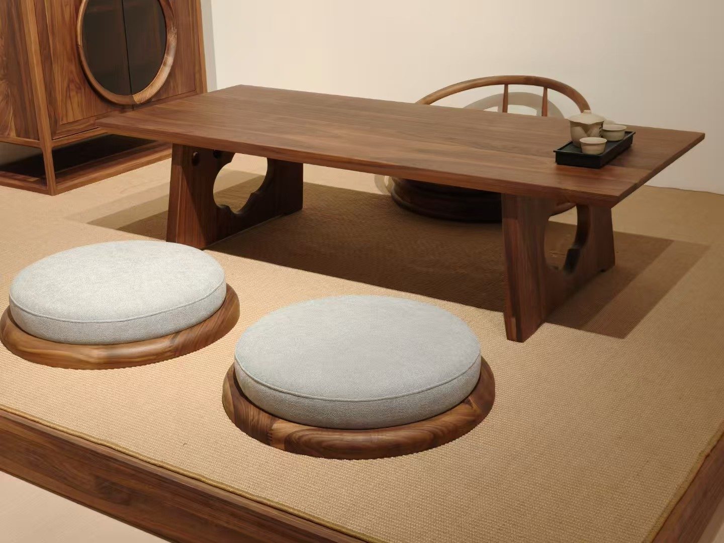 Oval dining table in travertine